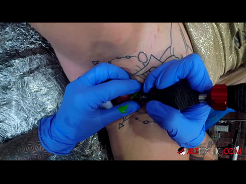 ❤️ Extrem tattooed Hottie Sully Savage krut en Tattoo op hirem Klitoris ❤ Anal Porno op lb.goodseller.top ❌❤